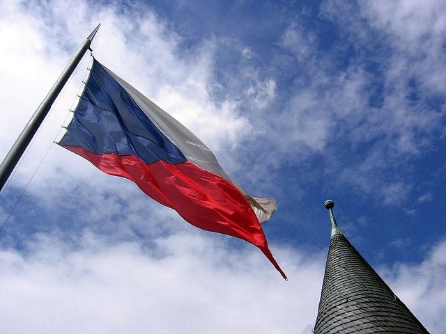 Киевская компания-посредник обещала семейной паре Артему и Светлане работу в Праге, но они оказались совсем в другом городе - в 300 километрах от Праги, городе Могельница